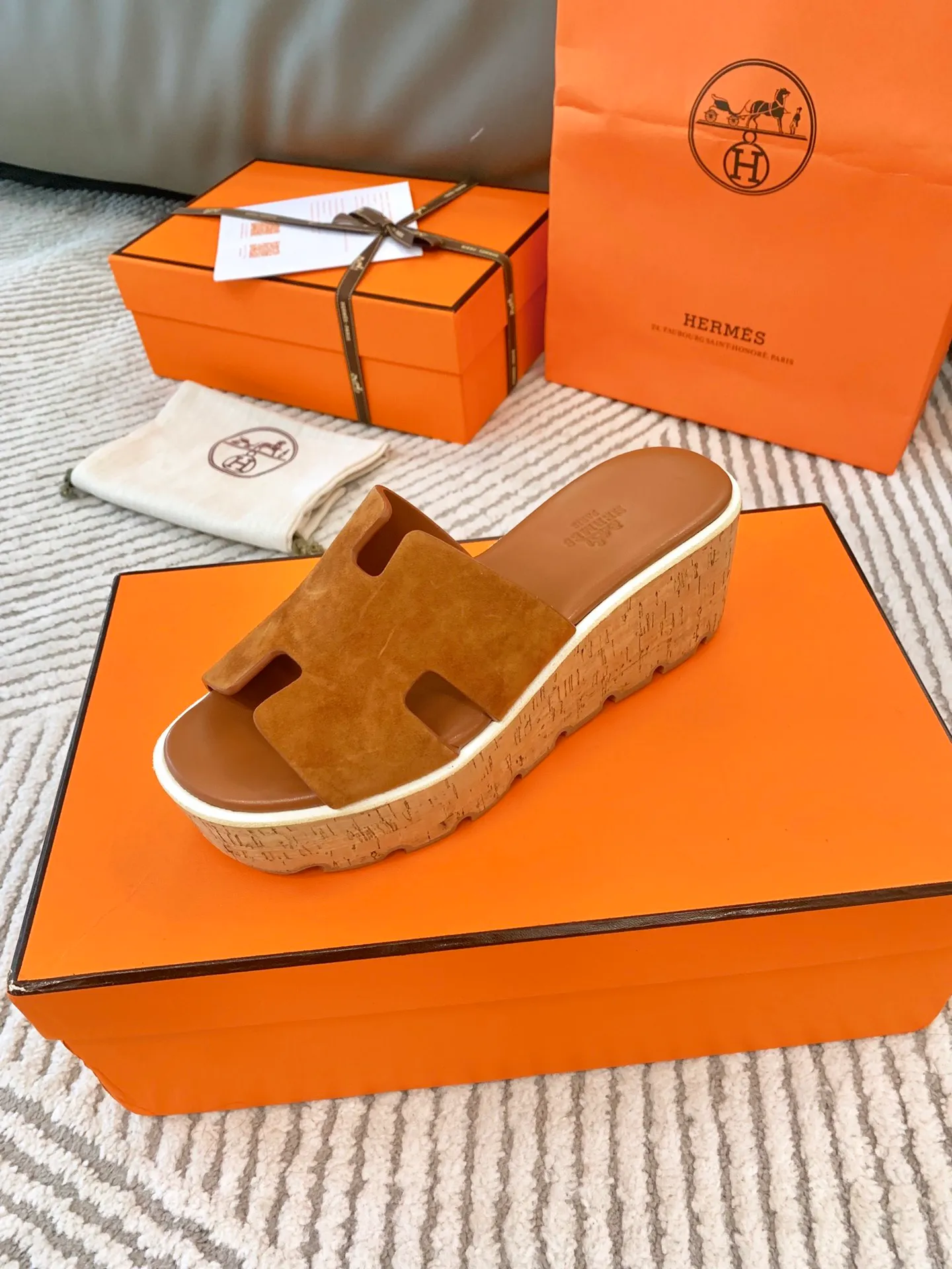 👟👟Ex-factory price 500👟👟 Peak enamel is made by hand, supreme purchasing agent level! Hermes spring and summer new slippers, high-end customization, exclusive products, the highest version in the industry, authentic mold opening and customization, laminating technology, heavy investment in development of a fully matched steel mold, perfect authentic version of the logo, exclusive correct version of the original font, Italian original calfskin cut upper, non-slip rubber outsole, lining: foot pads, pure imported Italian mixed breed, environmentally friendly goatskin, genuine leather welt, original packaging size: 34~41 (34.40. 41) Customized-no returns or exchanges
